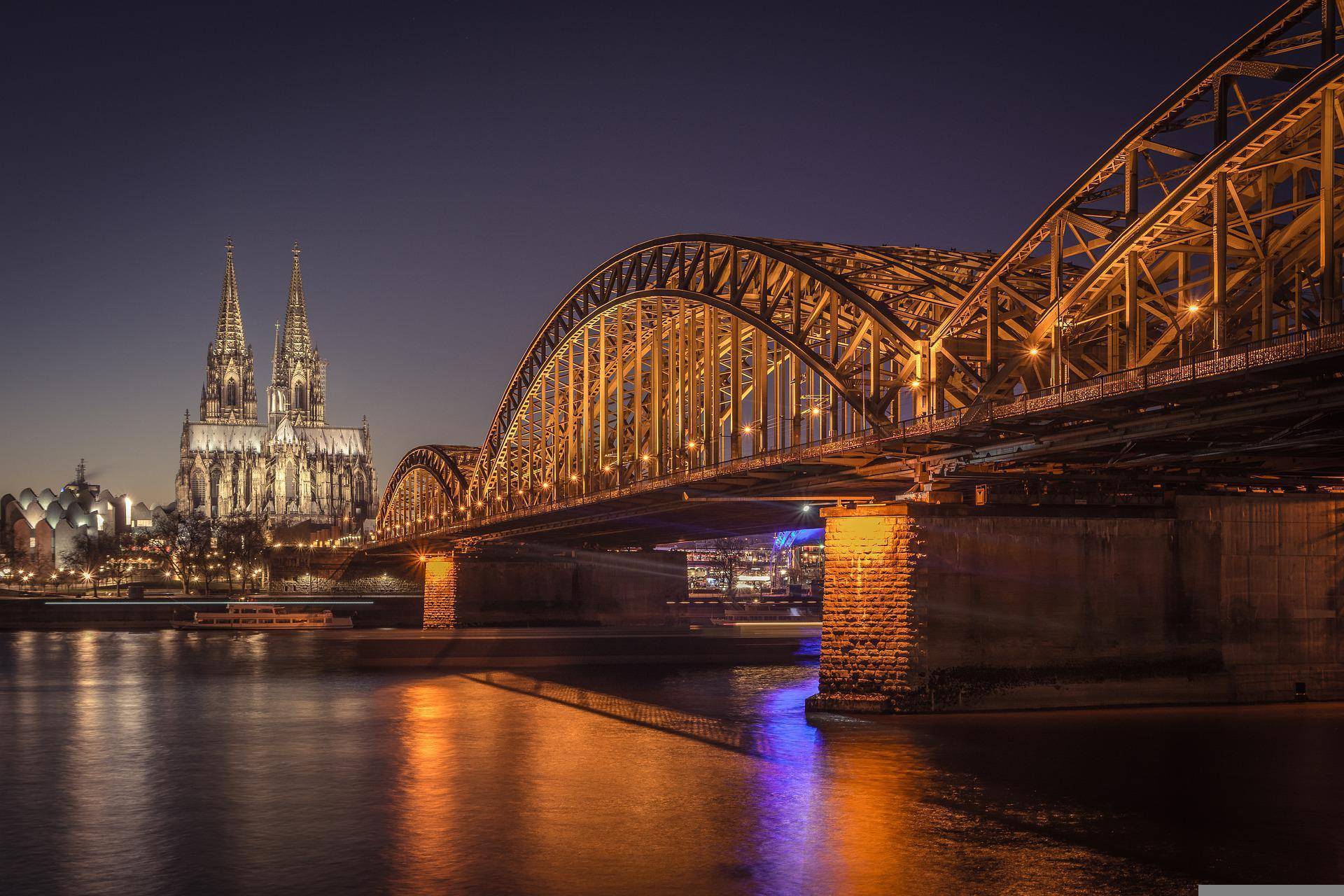 Köln Bild Brücke nachts